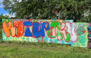 Graffitiseinä, jossa lukee maalatuin kirjaimin Katupaku